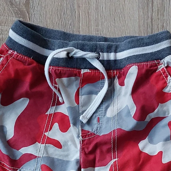 2011 ln/euc red camo board shorts size 6 - Picture 3 of 13